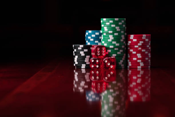kantortoto slot mobile app showing Free Fire tournament stream and live blackjack table side by side